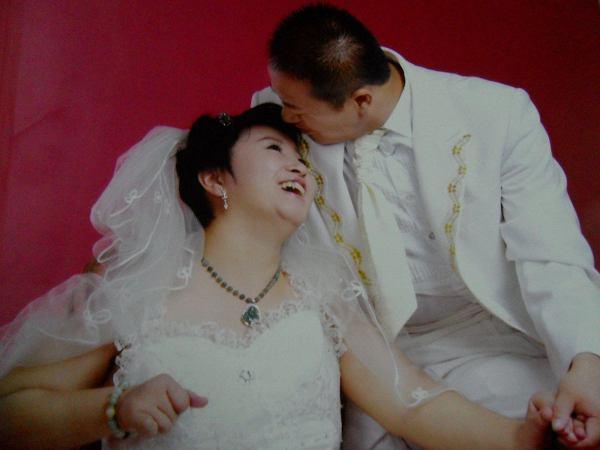 誓言相守一生！病妻倒下昏迷「雙方親友勸放棄」　暖夫用6年喚醒「揹她走遍天下」用行動表達愛
