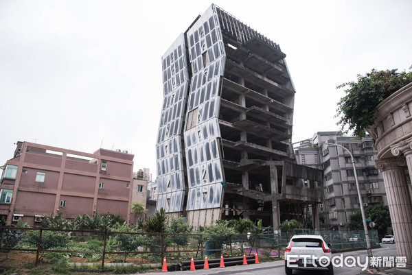 怪到登外媒！桃園驚見「高挑巴洛克式建築」座落大廈旁　知情人曝「這家背景很硬」屋主說話了