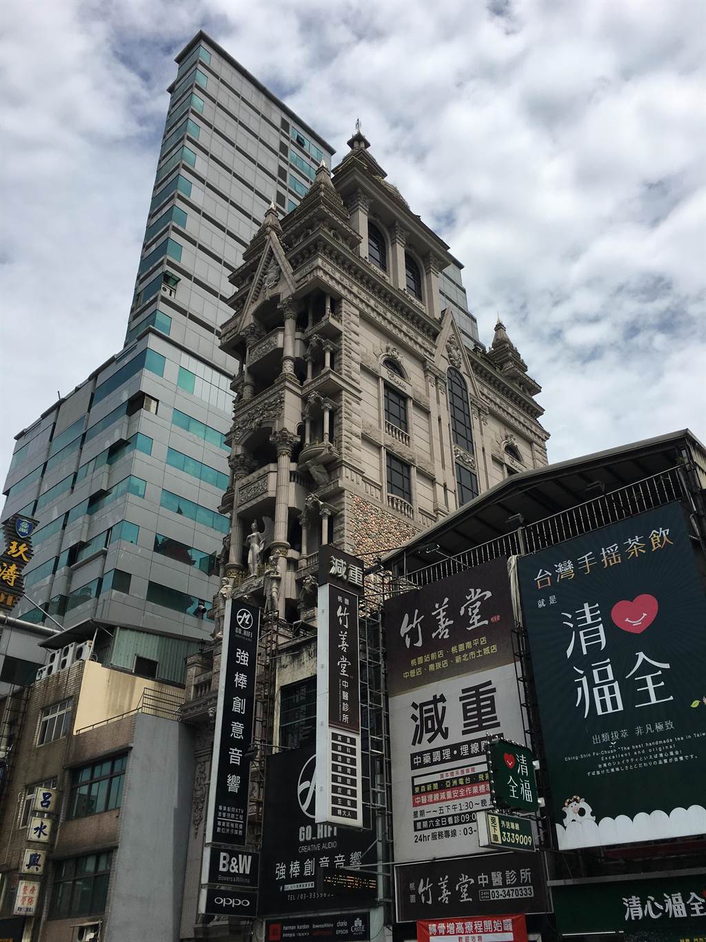 怪到登外媒！桃園驚見「高挑巴洛克式建築」座落大廈旁　知情人曝「這家背景很硬」屋主說話了