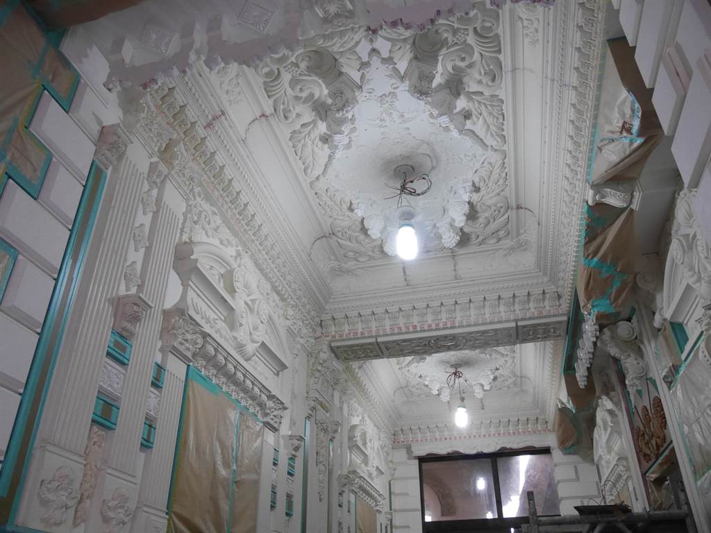 怪到登外媒！桃園驚見「高挑巴洛克式建築」座落大廈旁　知情人曝「這家背景很硬」屋主說話了