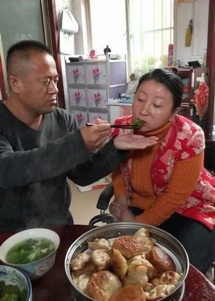 誓言相守一生！病妻倒下昏迷「雙方親友勸放棄」　暖夫用6年喚醒「揹她走遍天下」用行動表達愛