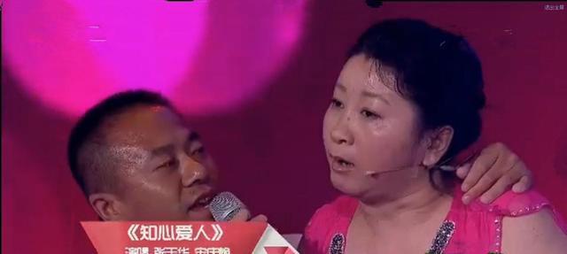 誓言相守一生！病妻倒下昏迷「雙方親友勸放棄」　暖夫用6年喚醒「揹她走遍天下」用行動表達愛