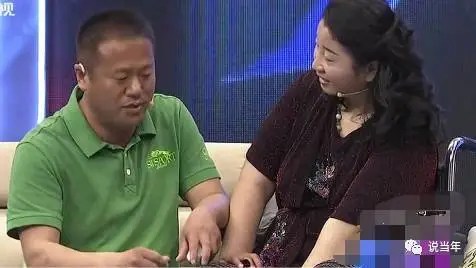 誓言相守一生！病妻倒下昏迷「雙方親友勸放棄」　暖夫用6年喚醒「揹她走遍天下」用行動表達愛