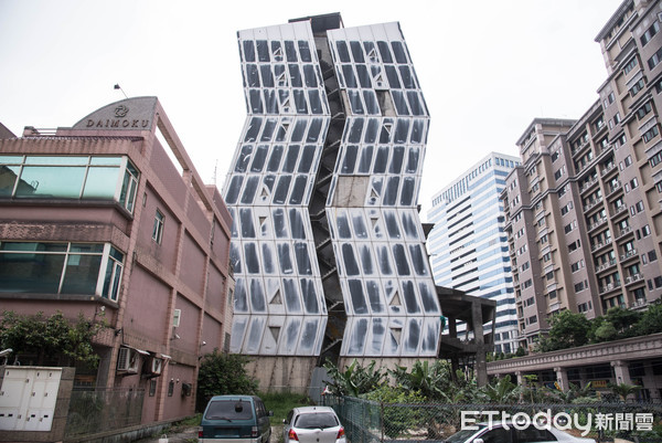 怪到登外媒！桃園驚見「高挑巴洛克式建築」座落大廈旁　知情人曝「這家背景很硬」屋主說話了