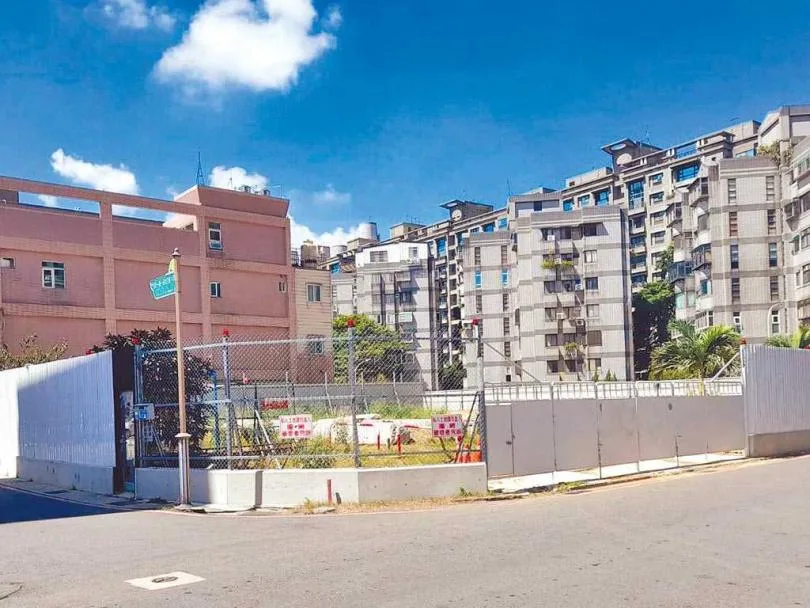 怪到登外媒！桃園驚見「高挑巴洛克式建築」座落大廈旁　知情人曝「這家背景很硬」屋主說話了