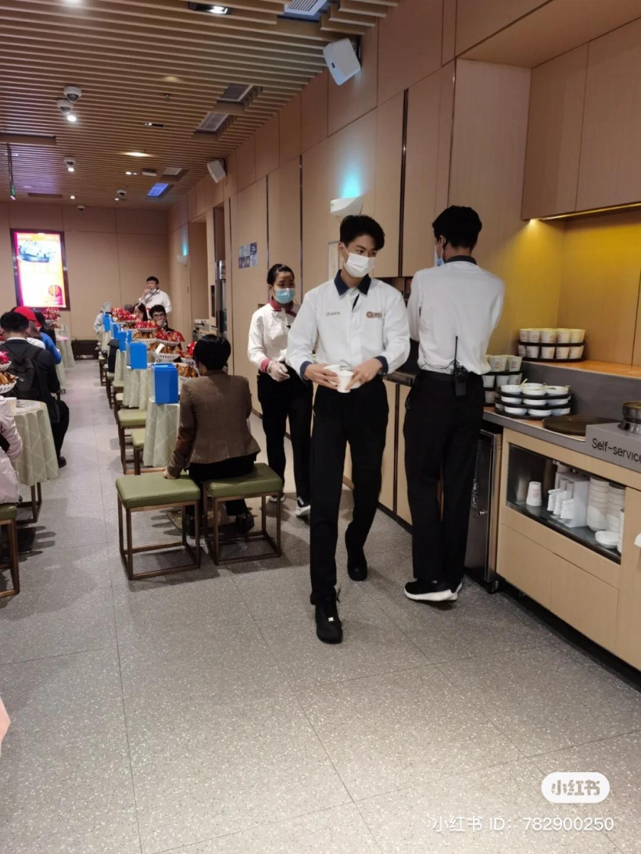 吃火鍋遇見愛！海底撈巧遇「天菜帥氣服務生」怦然心動　鼓起勇氣「上前搭訕帥店員」最後結局心碎了
