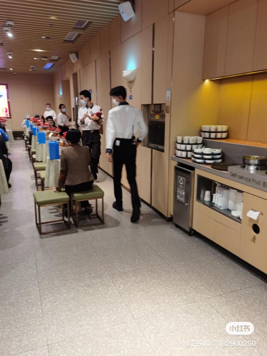 吃火鍋遇見愛！海底撈巧遇「天菜帥氣服務生」怦然心動　鼓起勇氣「上前搭訕帥店員」最後結局心碎了