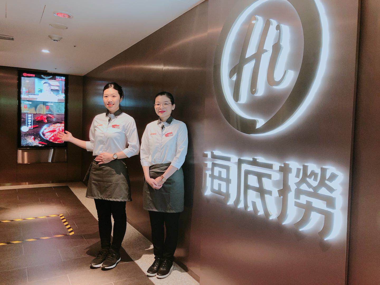 吃火鍋遇見愛！海底撈巧遇「天菜帥氣服務生」怦然心動　鼓起勇氣「上前搭訕帥店員」最後結局心碎了