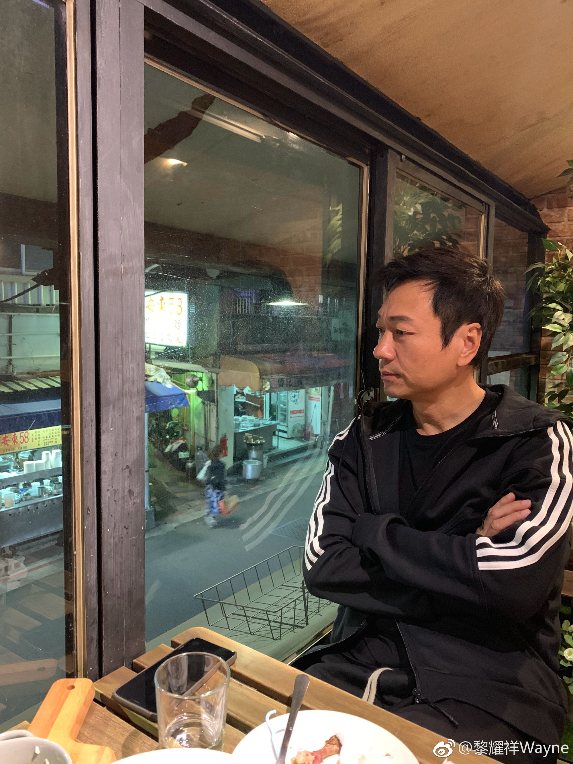 跑去中國發展！61歲視帝淪「街頭擺地攤」畫面心酸　出道40年「晚景淒涼」他親自回應了