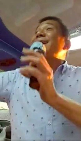 51歲男星無戲可拍！轉行在遊覽車叫賣賺錢　「曝光月入薪資」坦言憑本事吃飯：不丟人 