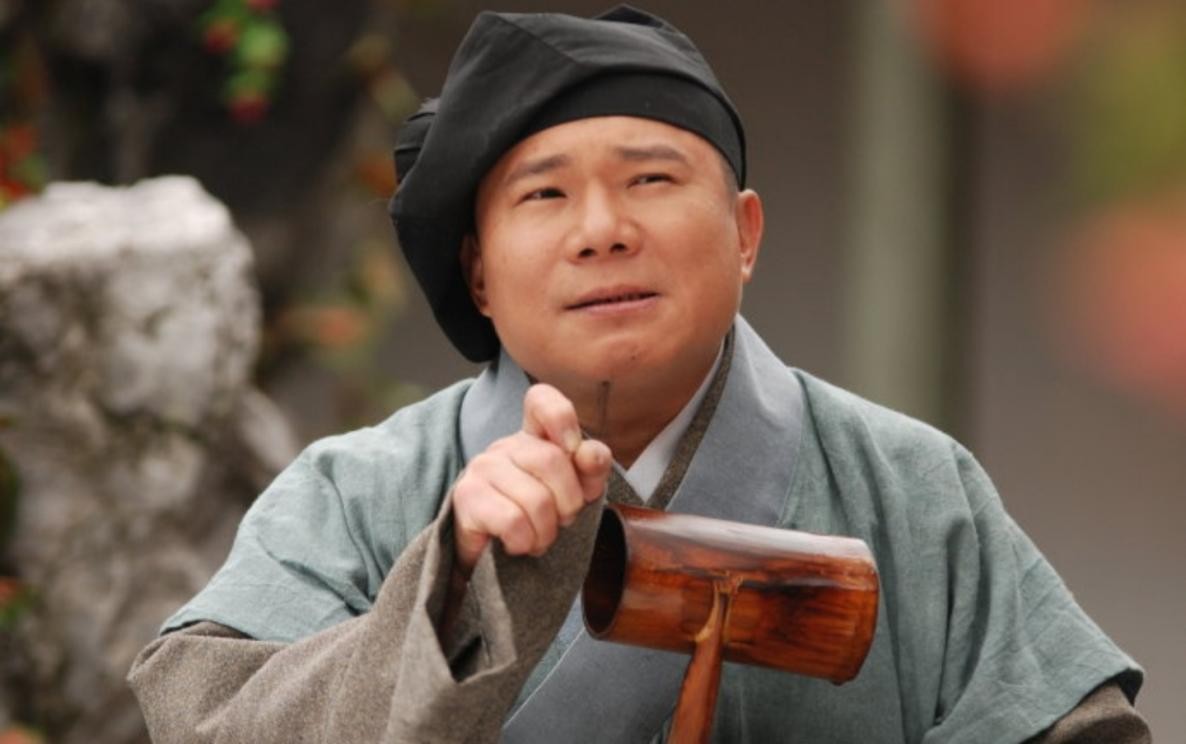 51歲男星無戲可拍！轉行在遊覽車叫賣賺錢　「曝光月入薪資」坦言憑本事吃飯：不丟人 