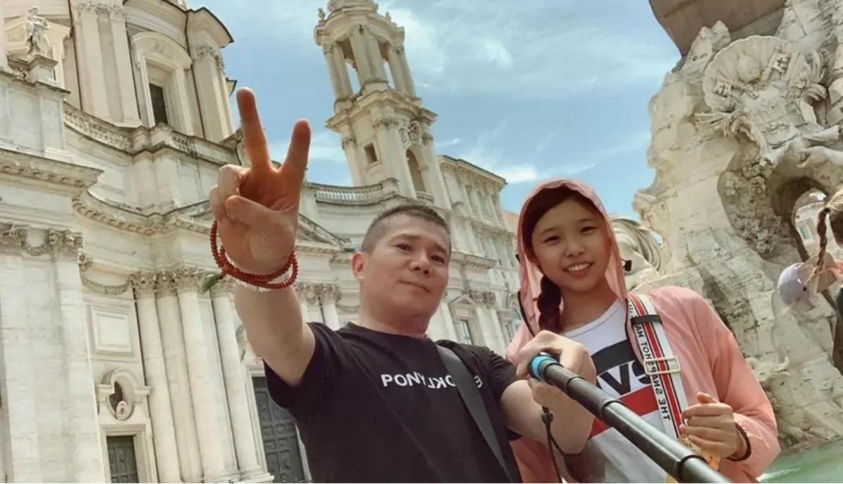51歲男星無戲可拍！轉行在遊覽車叫賣賺錢　「曝光月入薪資」坦言憑本事吃飯：不丟人 