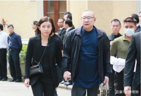 貧苦出生變富太！一頓飯吃60隻黃油蟹「出門帶幾個保鏢」　接班一年「虧掉丈夫110億」
