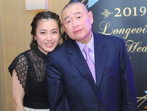 貧苦出生變富太！一頓飯吃60隻黃油蟹「出門帶幾個保鏢」　接班一年「虧掉丈夫110億」