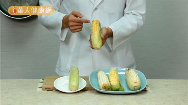 看了倒胃口!水煮玉米「驚見黑色豬肝」緊貼在一起 想剝開「內行網友急解答」:松露級美味