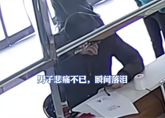 與妻陰陽兩隔！男子為亡妻註銷戶口「櫃台前忍不住爆哭」　把愛深埋心裡「用另一種方式紀念她」