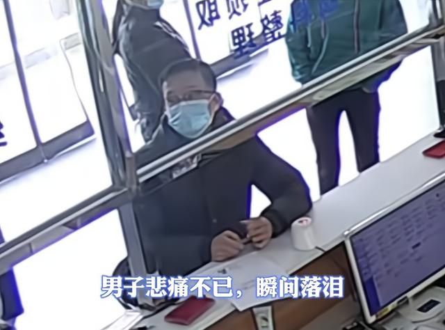 與妻陰陽兩隔！男子為亡妻註銷戶口「櫃台前忍不住爆哭」　把愛深埋心裡「用另一種方式紀念她」