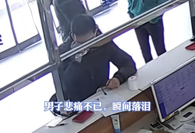與妻陰陽兩隔！男子為亡妻註銷戶口「櫃台前忍不住爆哭」　把愛深埋心裡「用另一種方式紀念她」
