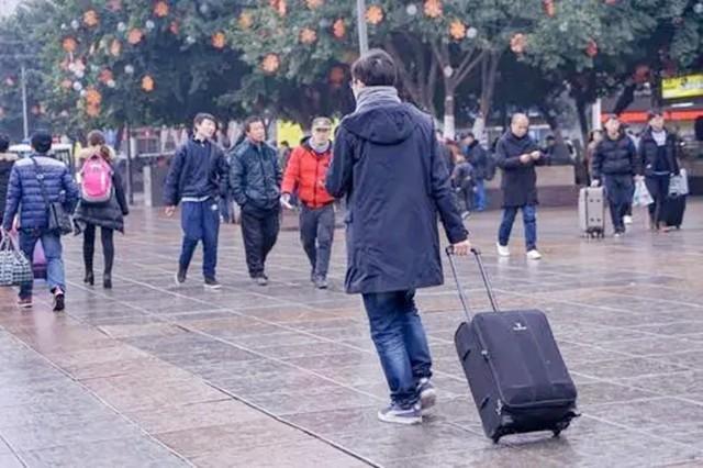 10元救命錢！少年飢寒交迫「路過大哥哥贈10塊」　他為報恩「苦尋恩人22年」結局暖哭網