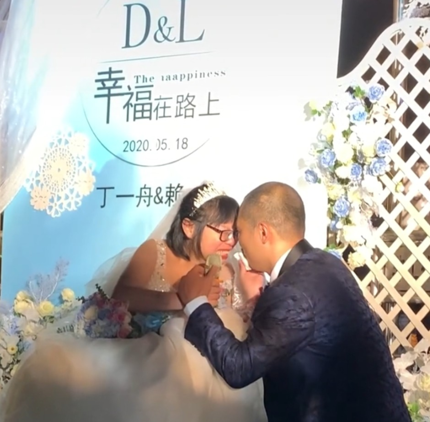 被判活不過40歲！身患絕症「貧困男帶八百塊與她私奔」　走遍世界後修成正果「幸福生活打臉眾人」