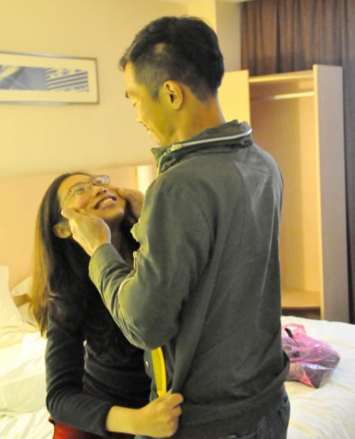 被判活不過40歲！身患絕症「貧困男帶八百塊與她私奔」　走遍世界後修成正果「幸福生活打臉眾人」