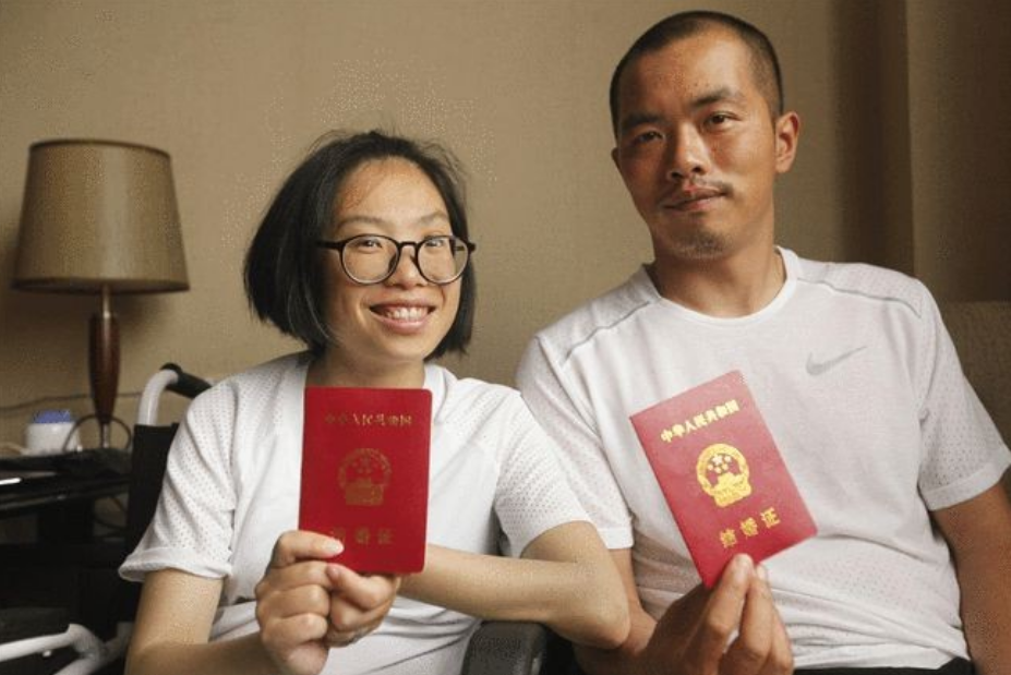被判活不過40歲！身患絕症「貧困男帶八百塊與她私奔」　走遍世界後修成正果「幸福生活打臉眾人」