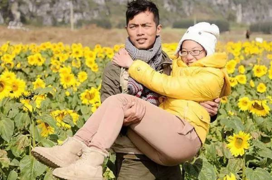 被判活不過40歲！身患絕症「貧困男帶八百塊與她私奔」　走遍世界後修成正果「幸福生活打臉眾人」