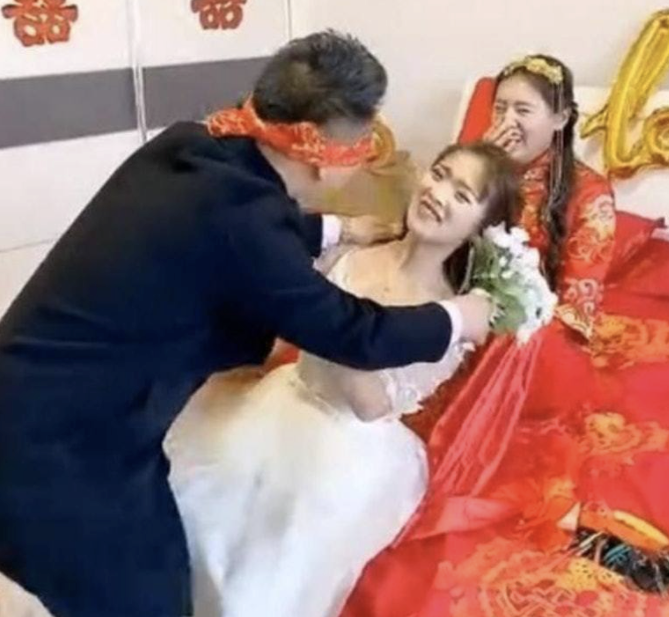 不是雙方長輩！新郎婚禮上「偷牽手女賓客」背著新娘曖昧　真相曝光「本尊快要氣瘋」