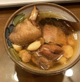 差點補壞身子!天冷煮蒜頭雞湯「喝完突然頭暈嘔吐」 內行人驚「食譜都沒寫警告」:後果很嚴重