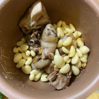 差點補壞身子!天冷煮蒜頭雞湯「喝完突然頭暈嘔吐」 內行人驚「食譜都沒寫警告」:後果很嚴重