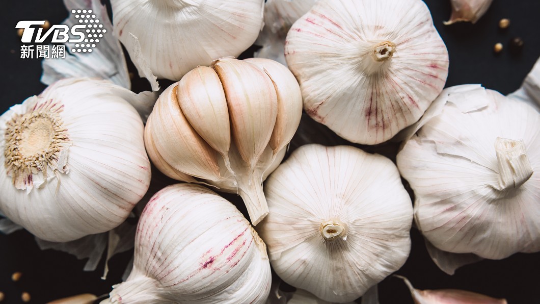 差點補壞身子!天冷煮蒜頭雞湯「喝完突然頭暈嘔吐」 內行人驚「食譜都沒寫警告」:後果很嚴重