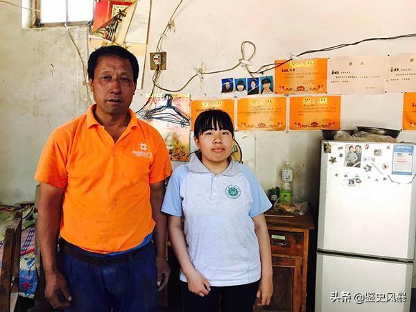 相依為命！單身漢「撿到女孩撫養長大」因此終身未婚　養女懂事乖巧「成果不負眾望」獎狀掛滿牆