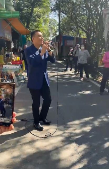捕獲野生歌手！員林步道「發現60歲草根天王身影」握麥克風嗨歌　路人不可思議：本人超年輕的