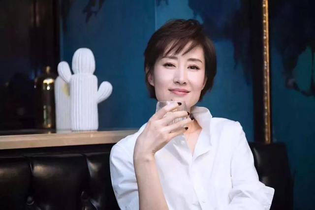 嫁入豪門7年！卻沒錢買冰激凌　38歲帶子離婚「換自由身」爆火：中年女人叛逆，其實是活明白了