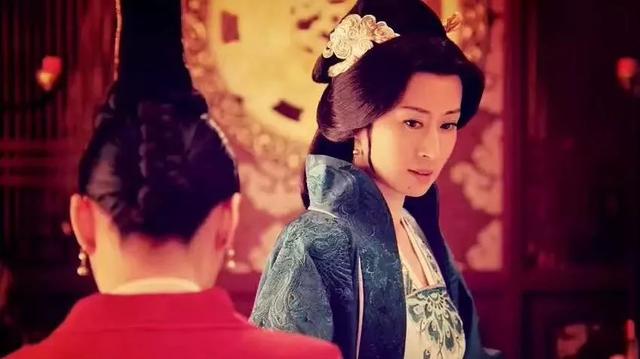 嫁入豪門7年！卻沒錢買冰激凌　38歲帶子離婚「換自由身」爆火：中年女人叛逆，其實是活明白了