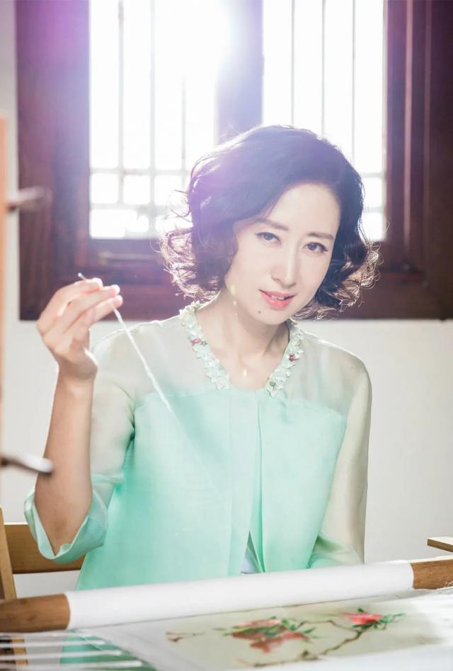 嫁入豪門7年！卻沒錢買冰激凌　38歲帶子離婚「換自由身」爆火：中年女人叛逆，其實是活明白了