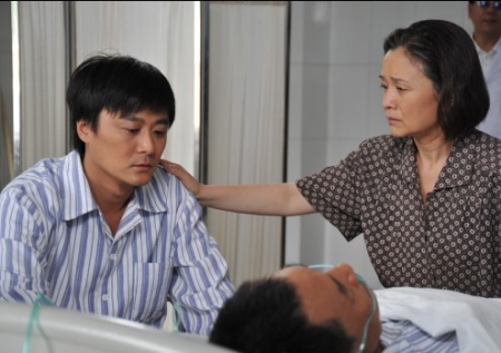 老父長年臥床不起！他中年坦言「希望爸爸早點離開」遭親友斥不孝　感慨「寧可把我當壞人」：不讓他們再受苦