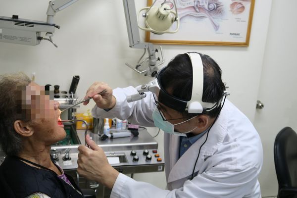 從不碰菸酒檳榔！彰化嬤嘴破好不了「竟罹患舌癌」　醫師揪出原因「全是假牙惹的禍」：長輩壞習慣