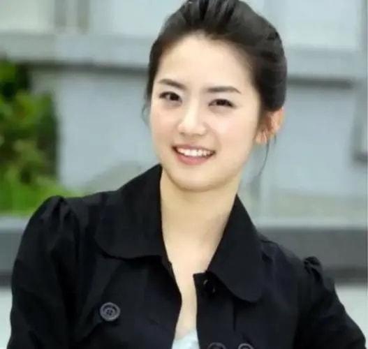 她曾與林志穎搭檔走紅！卻因戀愛巔峰退圈　如今「穿婆婆褲子」躺公公腿上引熱議