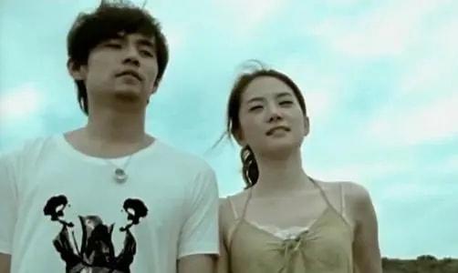 她曾與林志穎搭檔走紅！卻因戀愛巔峰退圈　如今「穿婆婆褲子」躺公公腿上引熱議