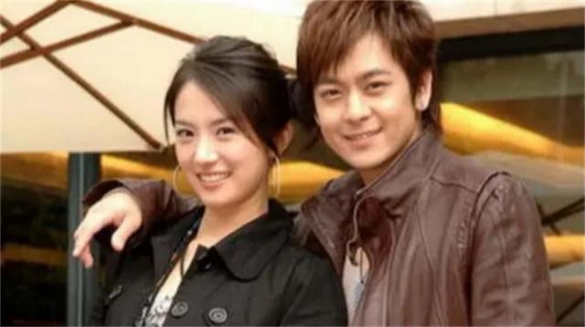 她曾與林志穎搭檔走紅！卻因戀愛巔峰退圈　如今「穿婆婆褲子」躺公公腿上引熱議