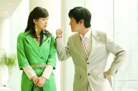 她曾與林志穎搭檔走紅！卻因戀愛巔峰退圈　如今「穿婆婆褲子」躺公公腿上引熱議