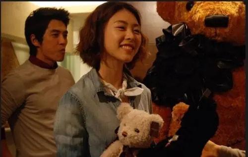 她曾與林志穎搭檔走紅！卻因戀愛巔峰退圈　如今「穿婆婆褲子」躺公公腿上引熱議