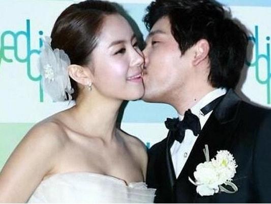 她曾與林志穎搭檔走紅！卻因戀愛巔峰退圈　如今「穿婆婆褲子」躺公公腿上引熱議