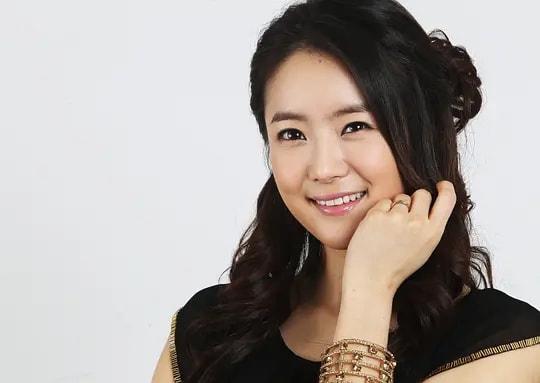 她曾與林志穎搭檔走紅！卻因戀愛巔峰退圈　如今「穿婆婆褲子」躺公公腿上引熱議