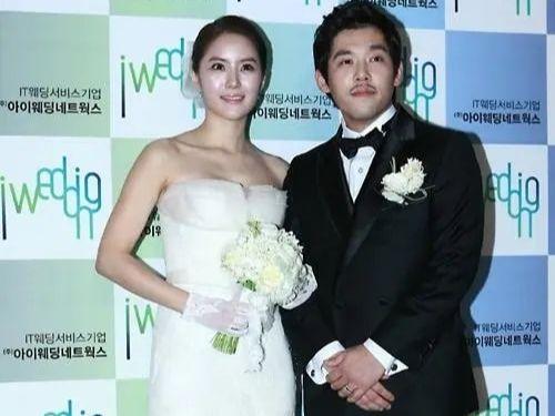 她曾與林志穎搭檔走紅！卻因戀愛巔峰退圈　如今「穿婆婆褲子」躺公公腿上引熱議