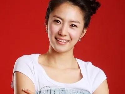 她曾與林志穎搭檔走紅！卻因戀愛巔峰退圈　如今「穿婆婆褲子」躺公公腿上引熱議