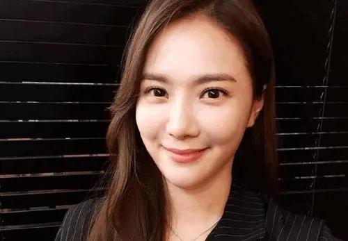 她曾與林志穎搭檔走紅！卻因戀愛巔峰退圈　如今「穿婆婆褲子」躺公公腿上引熱議