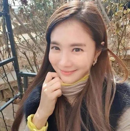 她曾與林志穎搭檔走紅！卻因戀愛巔峰退圈　如今「穿婆婆褲子」躺公公腿上引熱議