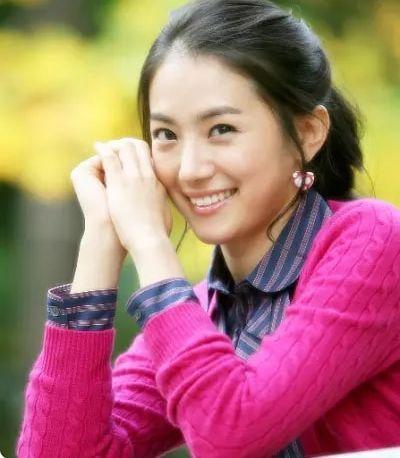 她曾與林志穎搭檔走紅！卻因戀愛巔峰退圈　如今「穿婆婆褲子」躺公公腿上引熱議